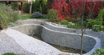 Емкость для садового пруда из гальки и бетона