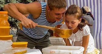 Выставка Уральское застолье - возможность попробовать и приобрести мед любого сорта