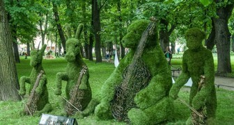 Фигуры животных, созданные с помощью художественной стрижки растений, в Михайловском парке