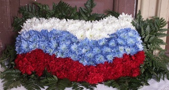 Композиция: Флаг из цветов на День Победы