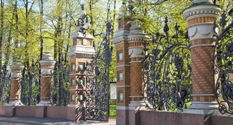 Главный вход в Михайловский сад 