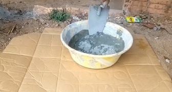 Добавляем воду и замешиваем цемент до густой сметанообразной консистенции