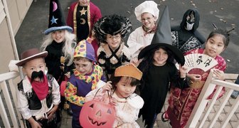 Хэллоуин и его традиции: костюмы и сладости