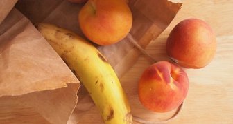 Персики хранят зелеными, а чтобы они быстро дозрели их кладут вместе с бананами