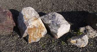 Камни в рокарии сортируют по размеру, цвету и породе