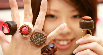 Кольца из шоколада в День Влюбленных японки дарят своим подругам