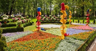 Композиция из цветов от участников фестиваля Императорские сады 