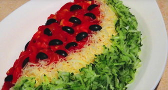 Простой салат поданный в виде арбуза смотрится как настоящий шедевр