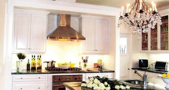 Кухонная люстра в стиле ретро в классическом интерьере