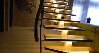 Лестница в частном доме с подсветкой и датчиками движения