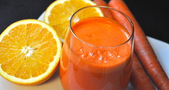 Для приготовления лимонада апельсиновый сок смешивают с другими фруктами и овощами