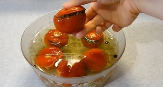 Приготовленные малосольные помидоры