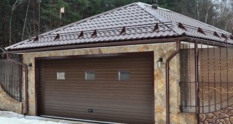 Многоскатная крыша гаража - сложная, но очень красивая конструкция