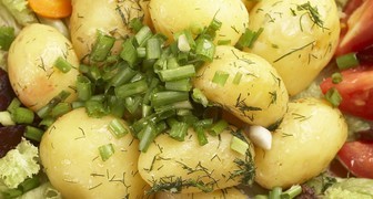 Молодой картофель с зеленью