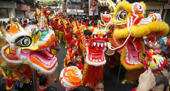 Новогодний парад костюмов на главной улице Пекина в Китае