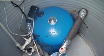 Гидроаккамулятор необходим для сглаживания гидроударов на насос при отключении электроэнергии