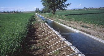 Орошение засушливых земель из водоканала