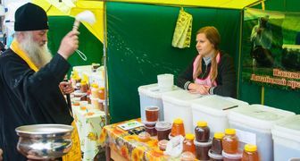 Освящение меда, представленного на выставке-ярмарке в Челябинске