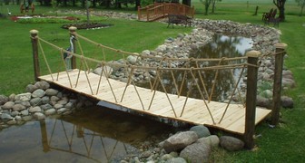 Перекидной мост через ручей в саду