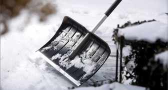 Пластиковая лопата для уборки снега с металлической кромкой