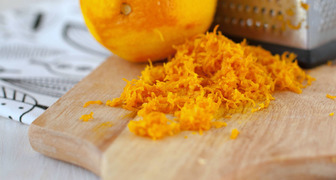 Подготовка цедры для варенья из апельсинов