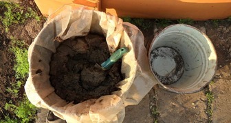 Подготовка удобрения для флоксов на основе компоста