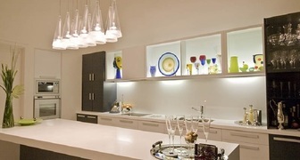 Подвесные светильники на кухне в стиле модерн