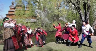 Обливаться водой в Поливанный понедельник - древняя славянская традиция