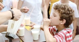 Молоко необходимо для роста и развития детей