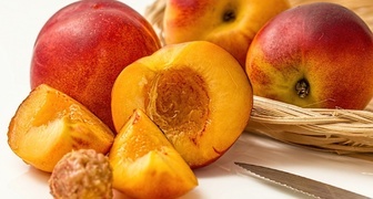 Нектарины сочнее обычных персиков, но содержат меньше клетчатки