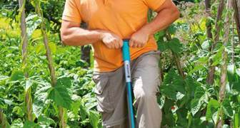 Посадка плодовых саженцев с помощью лопаты от компании GARDENA