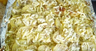 Посыпаем картофель тертым сыром