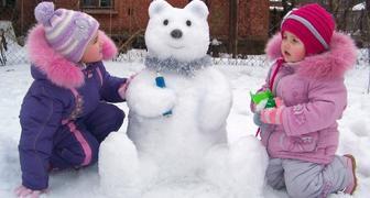 Детский конкурс на лучшего белого мишку из снега