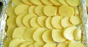 Раскладываем картофель на расстеленной фольге