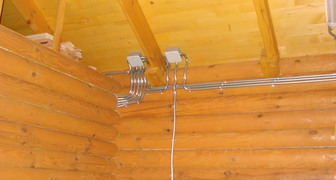 Монтаж электропроводки в деревянном доме своими руками