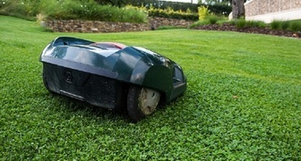 Робот-газонокосилка Хускварна для удобного ухода за газоном