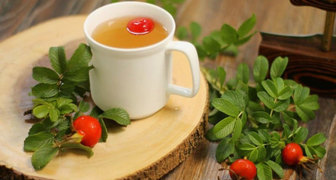 Чтобы чай из шиповника получился вкуснее его можно заварить с плодами