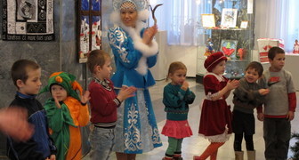 Веселые игры для детей с Дедом Морозом и Снегурочкой на Рождественской ярмарке 