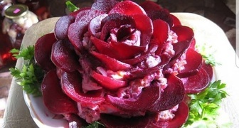 Салат Черная роза объединяет очень необычные ингредиенты