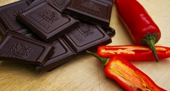 Черный шоколад идеально сочитается с красным пецем