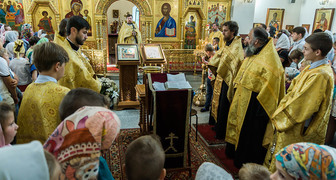 Служба в православной церкви в день Покрова