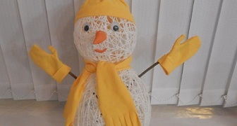 Новогодний снеговик из ниток своими руками