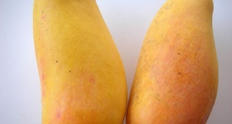 Спелые плоды манго из магазина