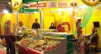 Стенд производителей молочной продукции на выставке Продовольствие в удовольствие 