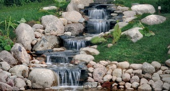 Ступенчатый водопад в саду