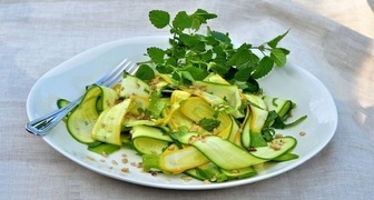 Свежий овощной салат из кабачков - лучшее средство для выведения шлаков