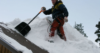 Уборка снега с крыш частных домов