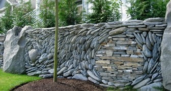 Уникальный забор из камней от ландшафтного дизайнера