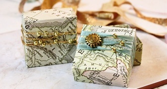 Упаковка подарков из карт и атласов для путешественников