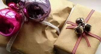Упаковка подарков с елочными шарами